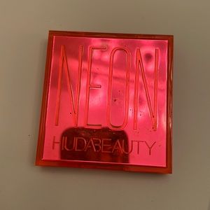 Huda Neon Pink Palette